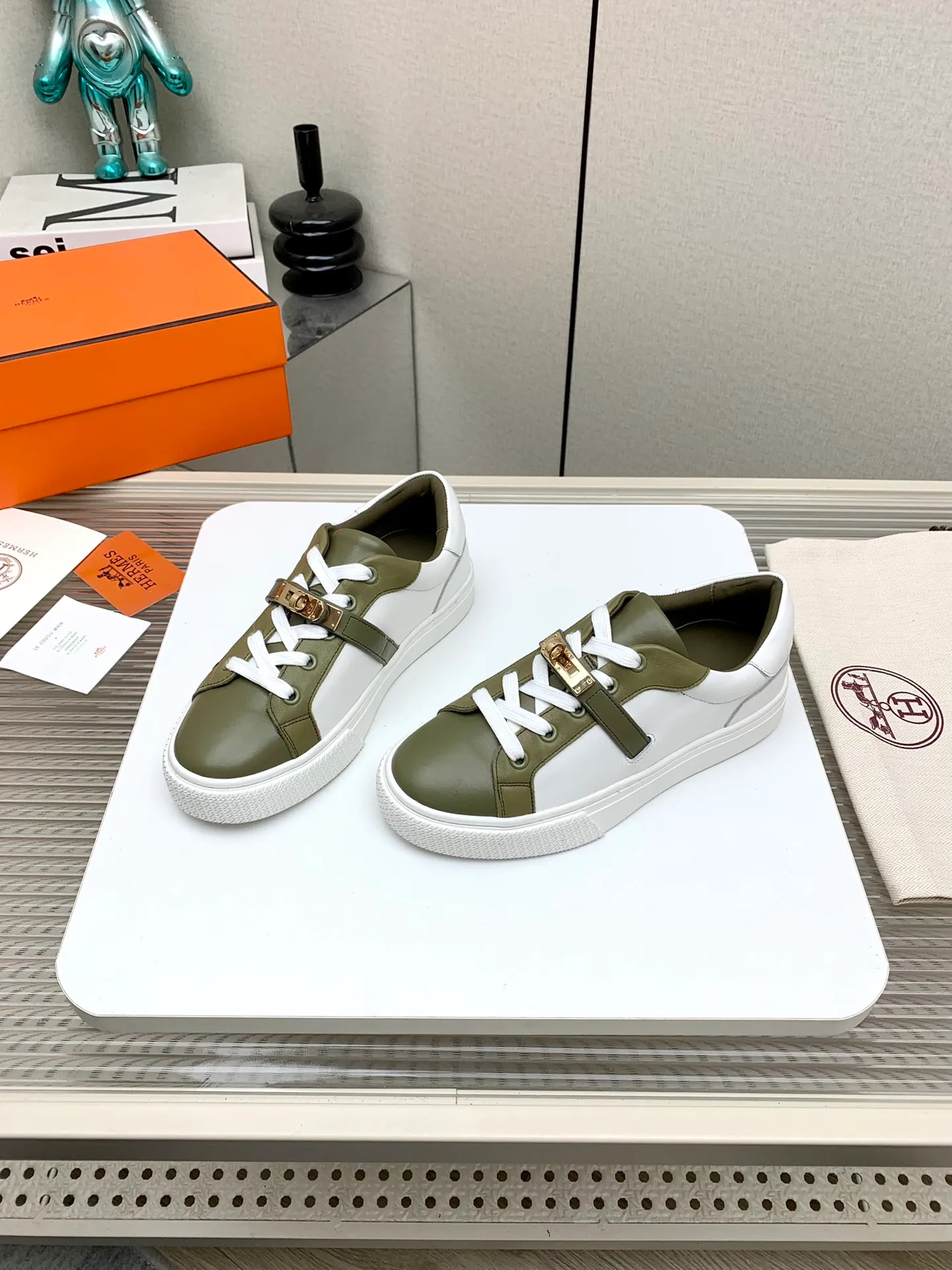 👟👟Ex-factory price 660👟👟 Men's style ➕10 (high version) Hermes classic couple model #𝐊𝐞𝐥𝐥𝐲 buckle casual white skate shoes, which will not conflict with shoes at all. Full of unknowns, Hermès rarely produces flat casual shoes and they are paired with classic palladium-plated Kelly shoe buckles! You'll fall in love with it at first sight. It's super versatile and can be worn with any skirt or pants. 🉑️Looking in with your eyes closed, it looks super noble. Fabric: Specific cowhide/canvas material. Lining: Sheepskin lining. Outsole: Original molded TPU outsole. Size: 35-45.